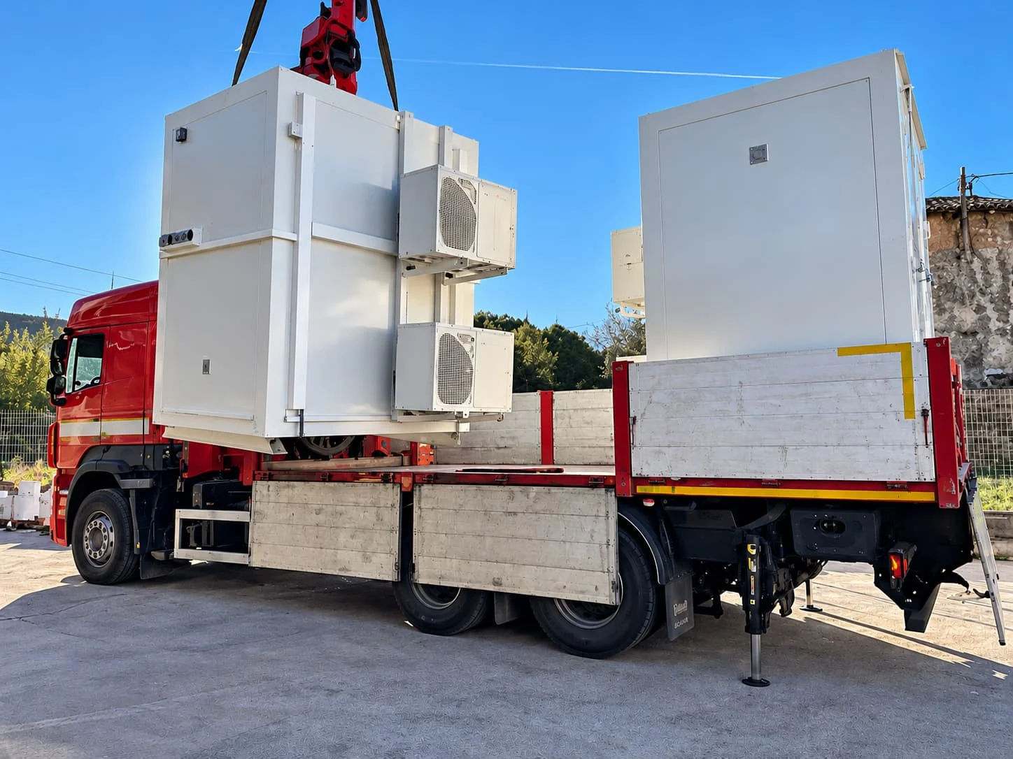 Descarga de un contenedor APQ-9 de Apex en la fábrica del cliente