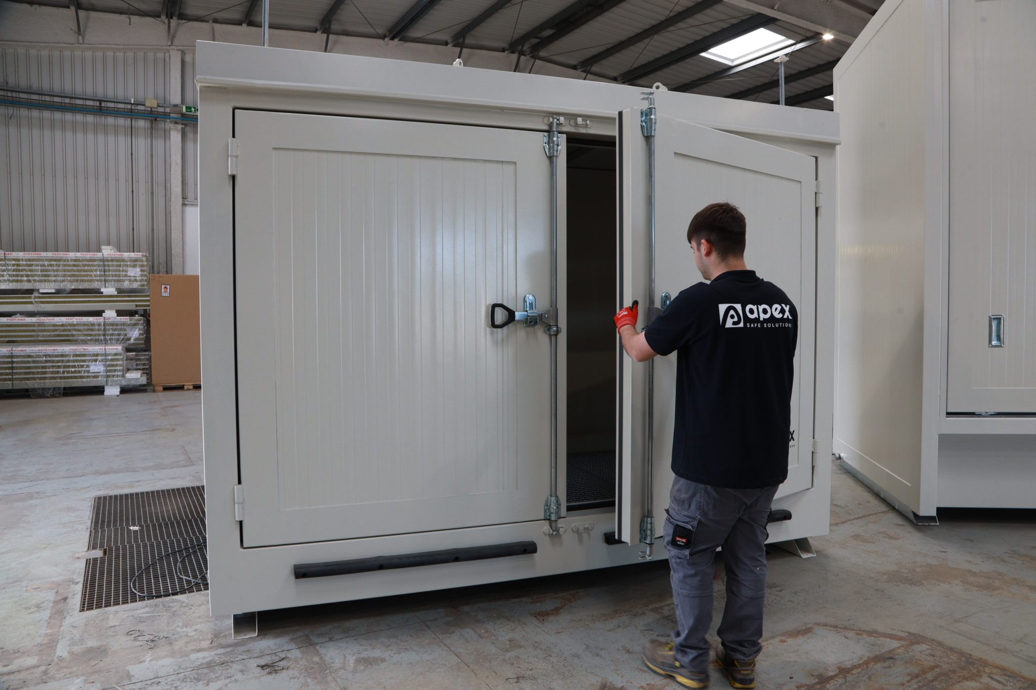 Almacén APQ-9 para peróxidos orgánicos de 150 a 1.000 kg con puertas abiertas
